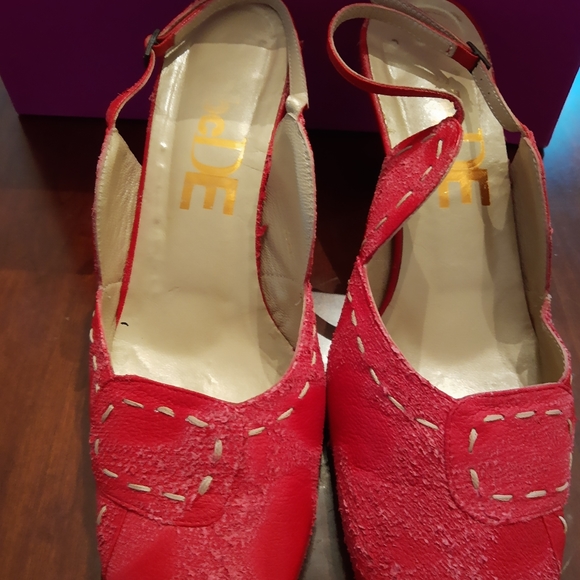 Vero Cuoio red leather 3 inch heels. Size 9 - Picture 9 of 16
